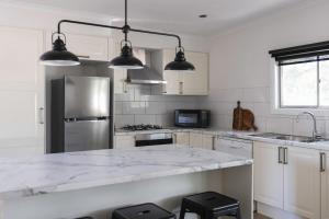 Poets Corner vintage retreat walk to View St