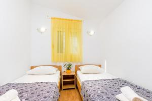 Apartments with parking space Kastel Stafilic, Kastela - 21948