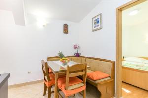 Apartments with parking space Kastel Stafilic, Kastela - 21948