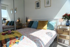 Two Bedroom Apartment In North Melbourne with Parking
