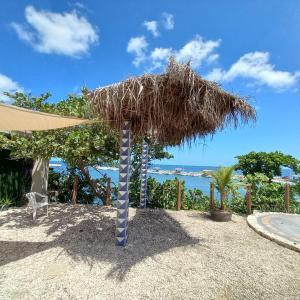 Habitación, balcón frente al mar y alberca