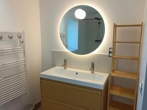 Maisons de vacances Gite calme avec wifi et piscine partagee en pleine nature - FR-1-410-466 : photos des chambres