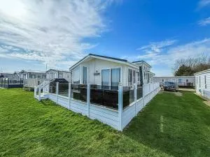 Stunning Lodge With Decking And Wifi At Broadland Sands Park Ref 20281Bs - Blundeston