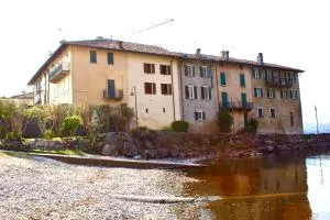 Riva Bianca Castle Holiday Home - Esino Lario