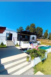 Villa moderna con una hermosa piscina, fogata y BBQ