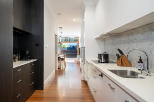 Spacious Glebe Luxe House 2BR, 2BA, Free Lockable Parking and Entertainers Kitchen