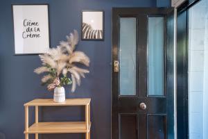 Spacious Glebe Luxe House 2BR, 2BA, Free Lockable Parking and Entertainers Kitchen