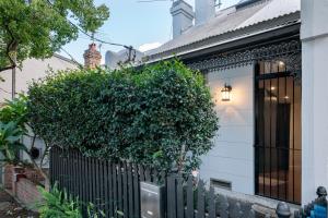 Spacious Glebe Luxe House 2BR, 2BA, Free Lockable Parking and Entertainers Kitchen