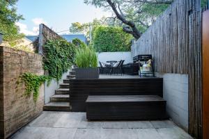 Spacious Glebe Luxe House 2BR, 2BA, Free Lockable Parking and Entertainers Kitchen