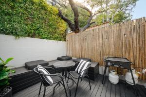 Spacious Glebe Luxe House 2BR, 2BA, Free Lockable Parking and Entertainers Kitchen