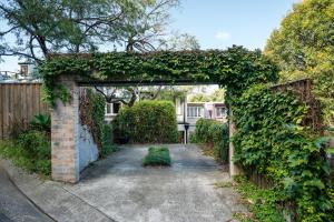 Spacious Glebe Luxe House 2BR, 2BA, Free Lockable Parking and Entertainers Kitchen