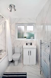 Luxurious apt Zone 2, one stop London Bridge!