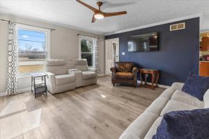 Tranquil Escape on 1 Acre Near Eagle Creek