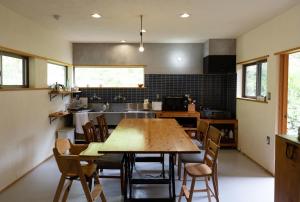 草地家 猫と図書館のある宿