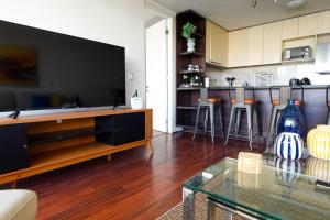 Depto a pasos del Parque Arauco con Aire Acondicionado