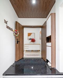 Luxury New Pool Villa - Free Pick up and Full AC