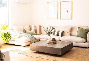 Casa Blanca-Lake side with pool