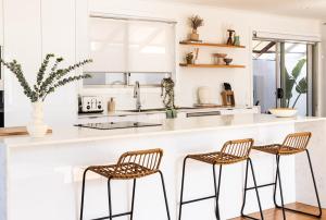 Casa Blanca-Lake side with pool