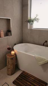 Casa Blanca-Lake side with pool