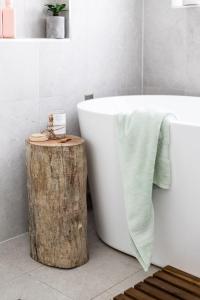 Casa Blanca-Lake side with pool