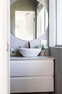 Casa Blanca-Lake side with pool