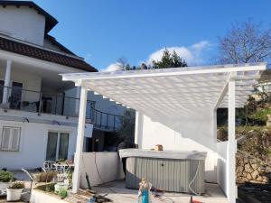 Apartments Chiara mit Meerblick und Pool und Jacuzzi