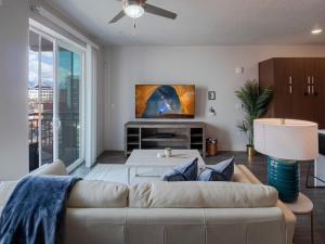 Convention Ctr Luxury 1BR Pool Gym Hot Tub