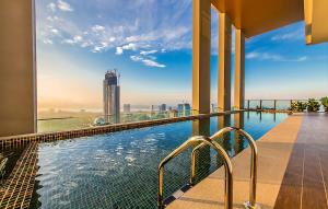 Stunning 4BR Sky Retreat 42nd Floor View Sleep 8