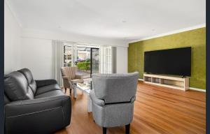 Hannah's Spacious Two Bedroom Three Sisters Hideaway - 3hvězdičkové hotely ve městě Katoomba