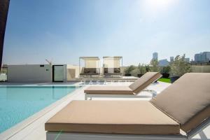Chic & Serene 1br Apt Balcony, Pool & Parking