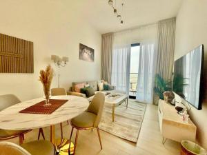 Chic & Serene 1br Apt Balcony, Pool & Parking