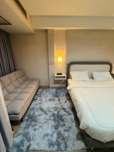 Inspire place rama9 Modern Condo near Rajamangala Stadium Pool and Gym