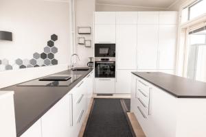 2ndhomes Stunning 2-Story Penthouse Apartment with Sauna & 2 Terraces