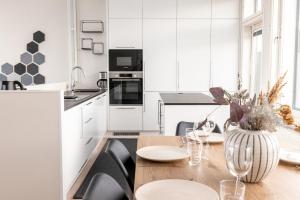 2ndhomes Stunning 2-Story Penthouse Apartment with Sauna & 2 Terraces