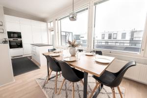 2ndhomes Stunning 2-Story Penthouse Apartment with Sauna & 2 Terraces