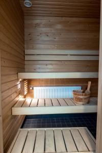 2ndhomes Stunning 2-Story Penthouse Apartment with Sauna & 2 Terraces