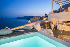 Artemis Suite with Outdoor Heated Jacuzzi and Caldera View room in Canvas Suites