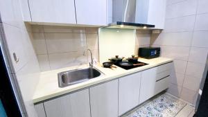 Condo Ioi City Mall Putrajaya, 3 & 2 Bedrooms, near to Hospital Serdang, UPM, Uniten