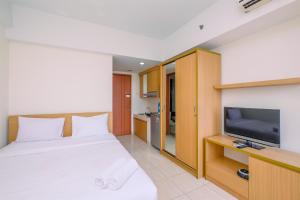 Cozy Living Studio Room at Margonda Residence 3 Apartment By Travelio