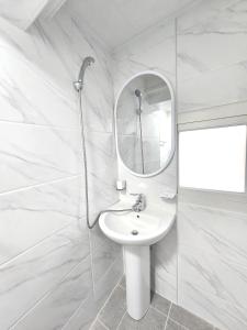 Phòng Giường Đôi Có Sân Hiên (Double Room with Terrace)