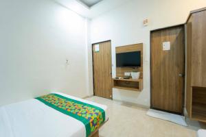 Treebo Winter Town Venna Lake