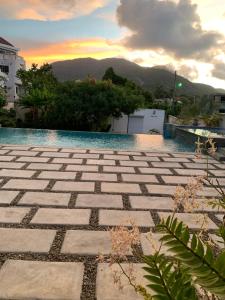 Villa las orquídeas terraza y piscina grande, vista a la montaña!!