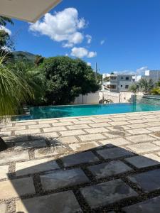 Villa las orquídeas terraza y piscina grande, a 5 minutos de la playa!!