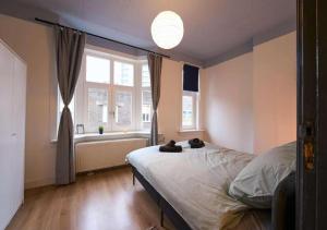 Central Apartment Above Lively Bar in Busy Street 3