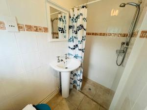 2 Bedroom Bungalow SV58, Seaview, Isle of Wight Free Wi-Fi