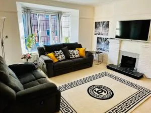 Luxurious apartment-London-GerrardsCross-Wembley-Parking-sleeps4 - Hedgerley