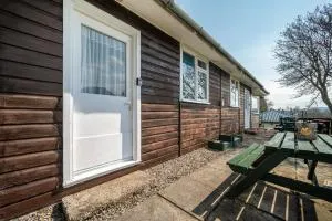 Highland Chalet Retreat with river views - Auchterneed