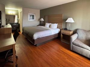 King Room - Non-Smoking room in Quality Inn Lagrange