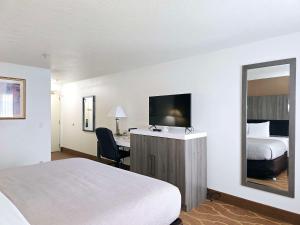King Room - Non-Smoking room in Quality Inn & Suites Longview Kelso