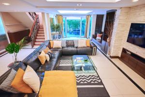 Low-Rise House for Groups Near BTS & EmDistrict For Spacious Cozy Stay